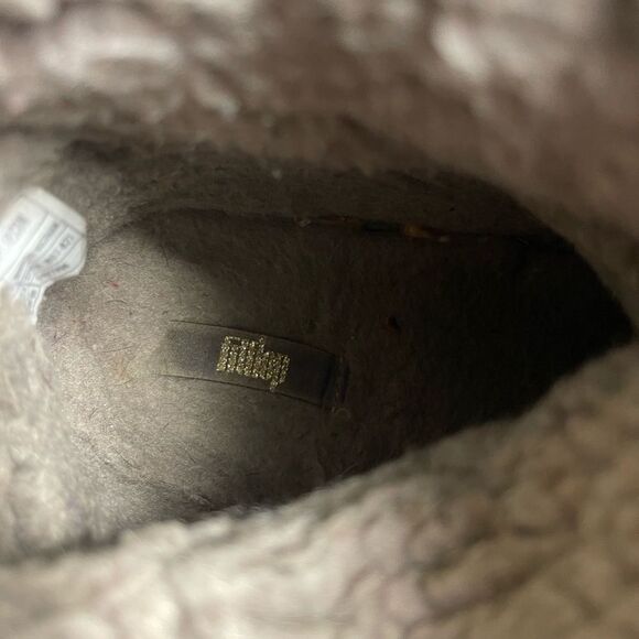 Fitflop Shorty Khaki suede ankle boots shearling lining stitching accent. SZ8.5 - Picture 12 of 12